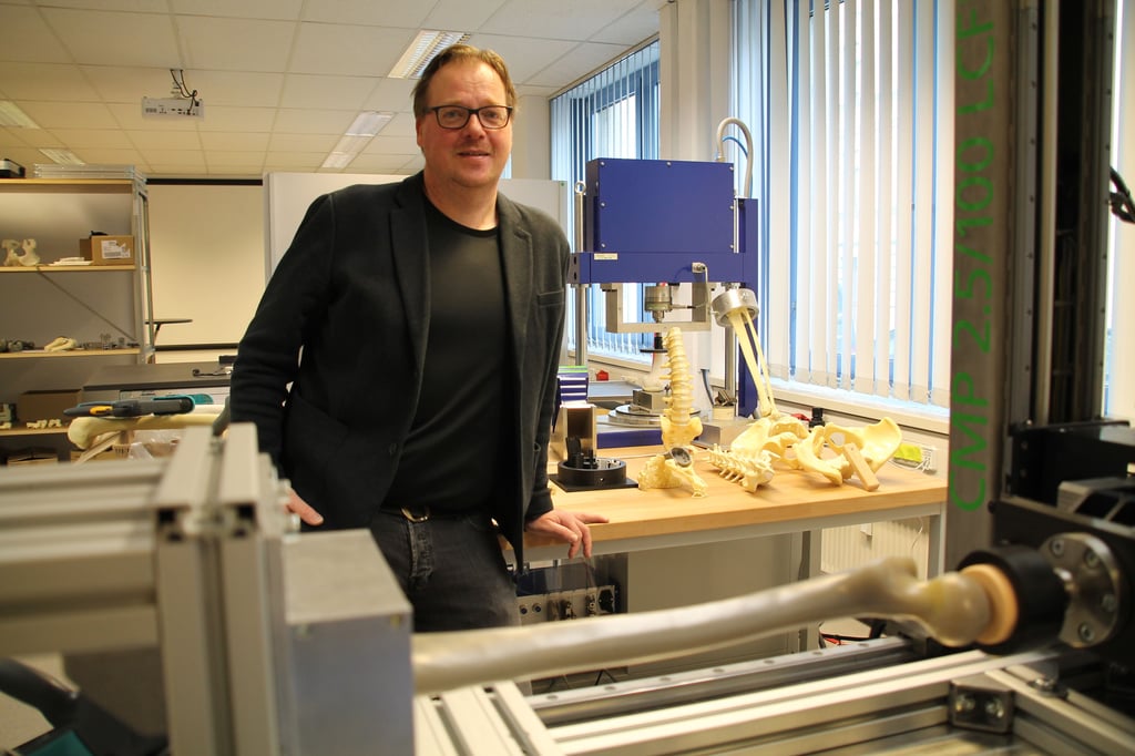 Ein vielzitierter Wissenschaftler. Jörg Eschweiler steht hier im Innovationshub für muskuloskelettale Chirurgie in Halle.