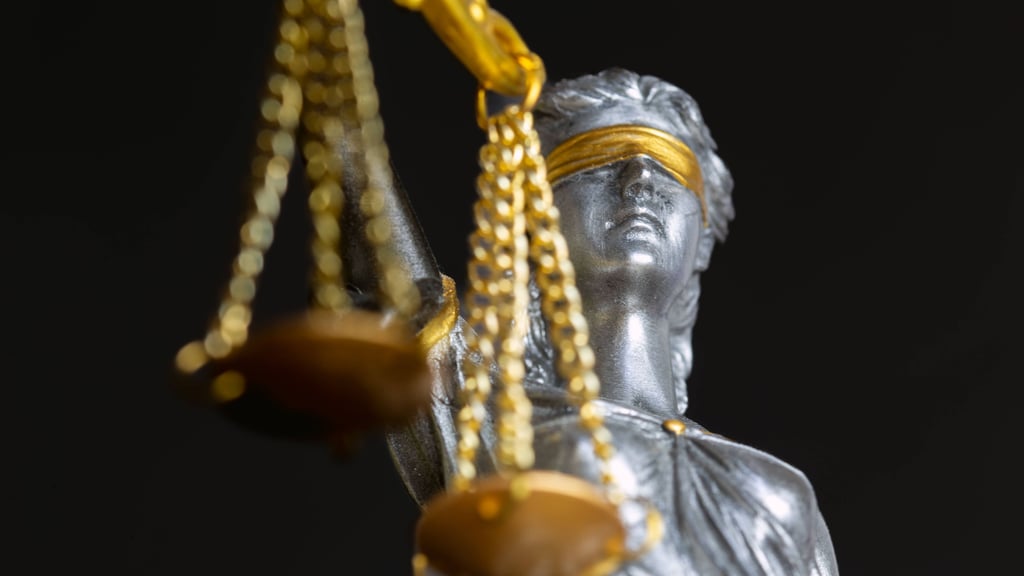 Von nacktem Autofahren bis zu Filmfreigaben: Manche Vorschriften wirken wie aus einer anderen Welt.