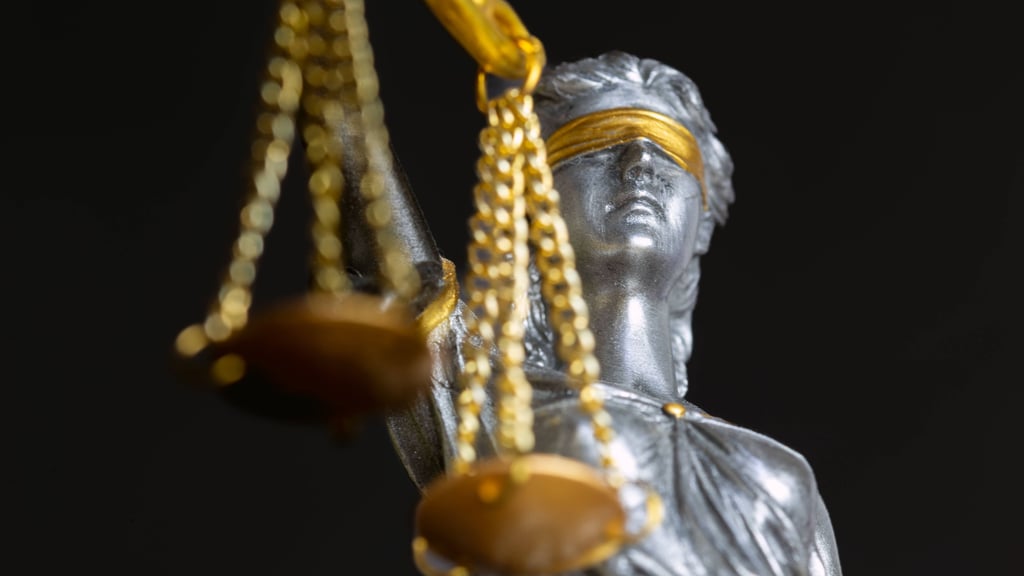 Von nacktem Autofahren bis zu Filmfreigaben: Manche Vorschriften wirken wie aus einer anderen Welt.