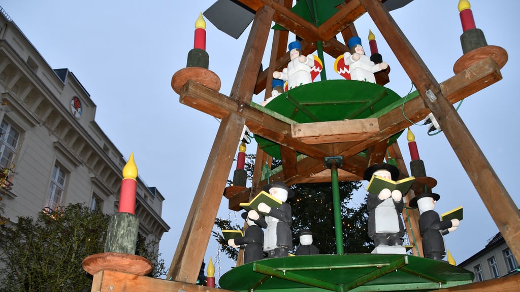 Die Weihnachtspyramide gehört zu den Hinguckern beim Weihnachtsmarkt in Havelberg. 