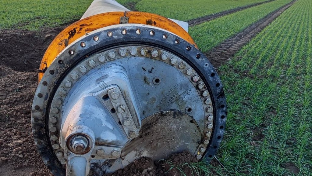 Das gewaltige Rotorblatt liegt seit Montagmorgen auf dem Feld in Coswig.