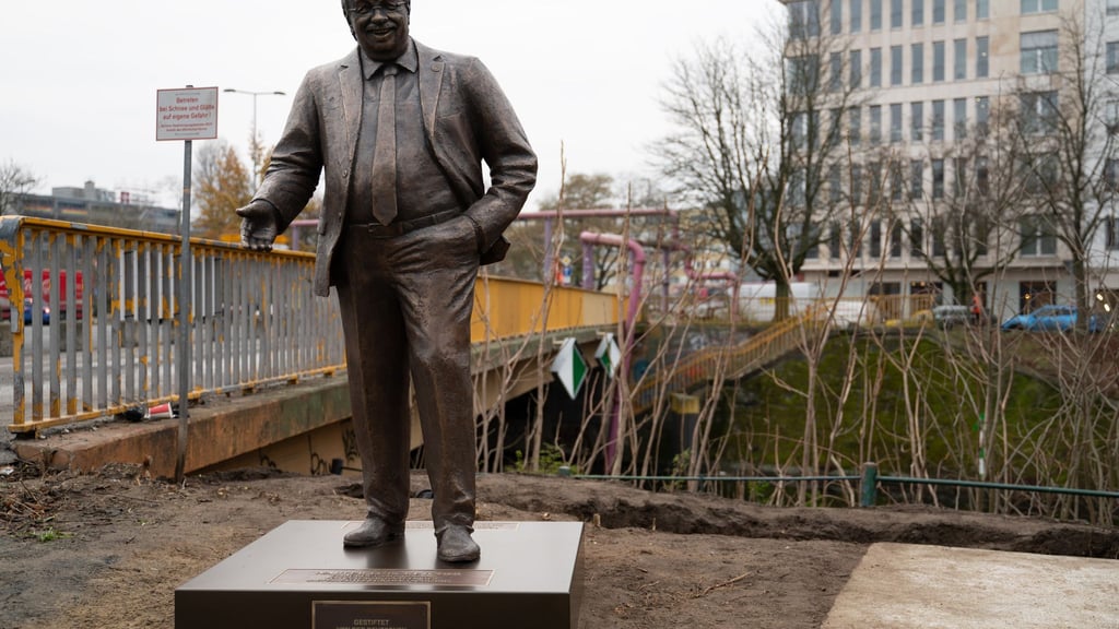 Um die vom Zentrum für Politische Schönheit vor dem Konrad-Adenauer-Haus aufgestellten Statue von Walter Lübcke gibt es weiter Diskussionen.