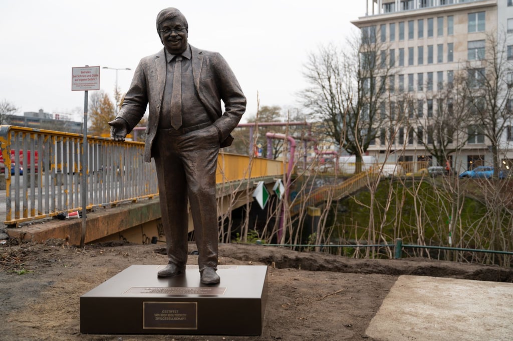 Um die vom Zentrum für Politische Schönheit vor dem Konrad-Adenauer-Haus aufgestellten Statue von Walter Lübcke gibt es weiter Diskussionen.