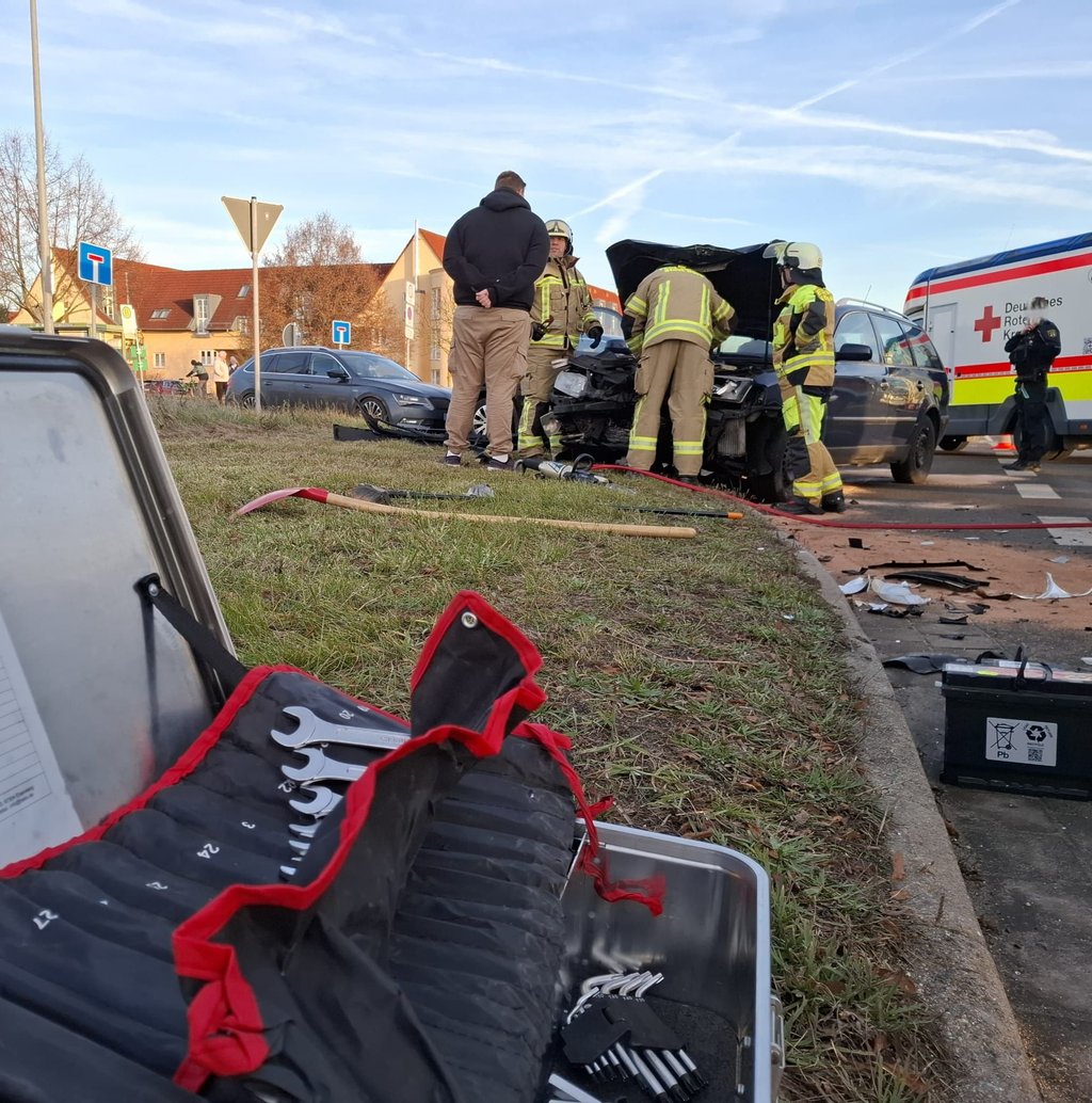 Während ihres Einsatzes hat die freiwillige Feuerwehr aus Burg bei den Unfallfahrzeugen auf der B1 das sogenannte Batteriemanagement vorgenommen.