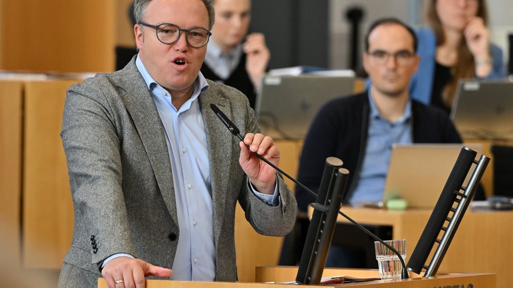 Thüringens Ministerpräsident Mario Voigt (CDU) stellte sich im Parlament in einer Regierungsbefragung den Fragen der Abgeordneten.