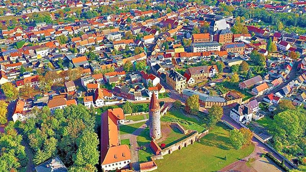 Die Zörbiger Innenstadt mit dem Schloss: Die Stadt kann sich über mehr Steuereinnahmen freuen.