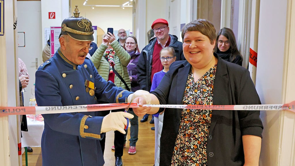 Gemeinsam mit Museumsleiterin Trisha Cisielskie eröffnet Steffen Claus die Ausstellung im Ascherslebener Museum in historischer Uniform.  