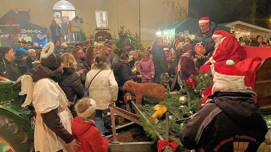 Wie stets ist der Weihnachtsmann von Kindern sowie deren  Eltern und Großeltern dicht umringt worden.