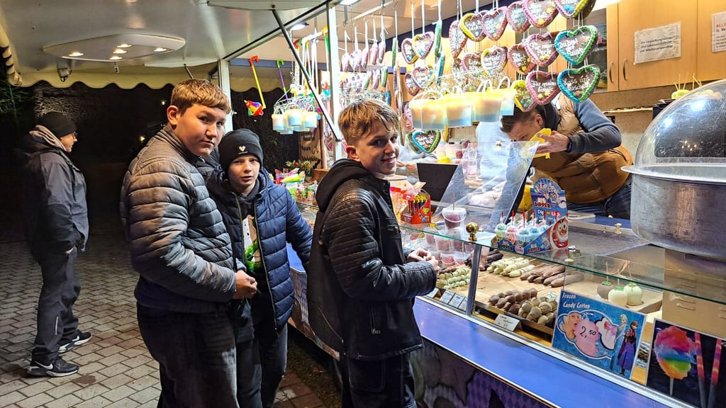 Die vielen Stände am Weferlinger Weihnachtsmarkt begeistern wieder Jung und Alt. Es gibt sogar leuchtende Zuckerwatte.