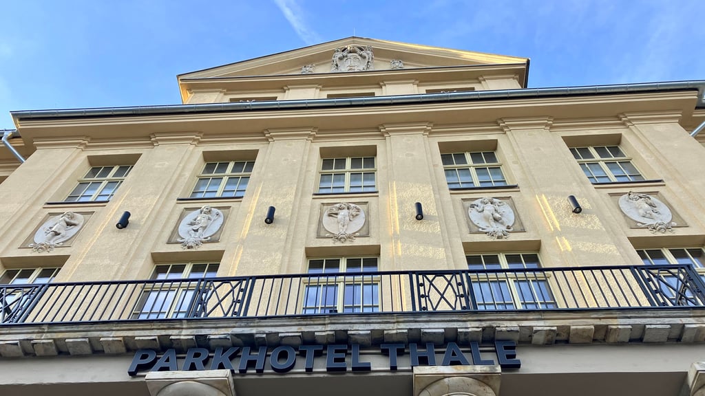 Allein die neoklassizistische Fassade des Gebäudes, das jetzt das neue H24-Parkhotel Thale ist, ist ein Blickfang. 
