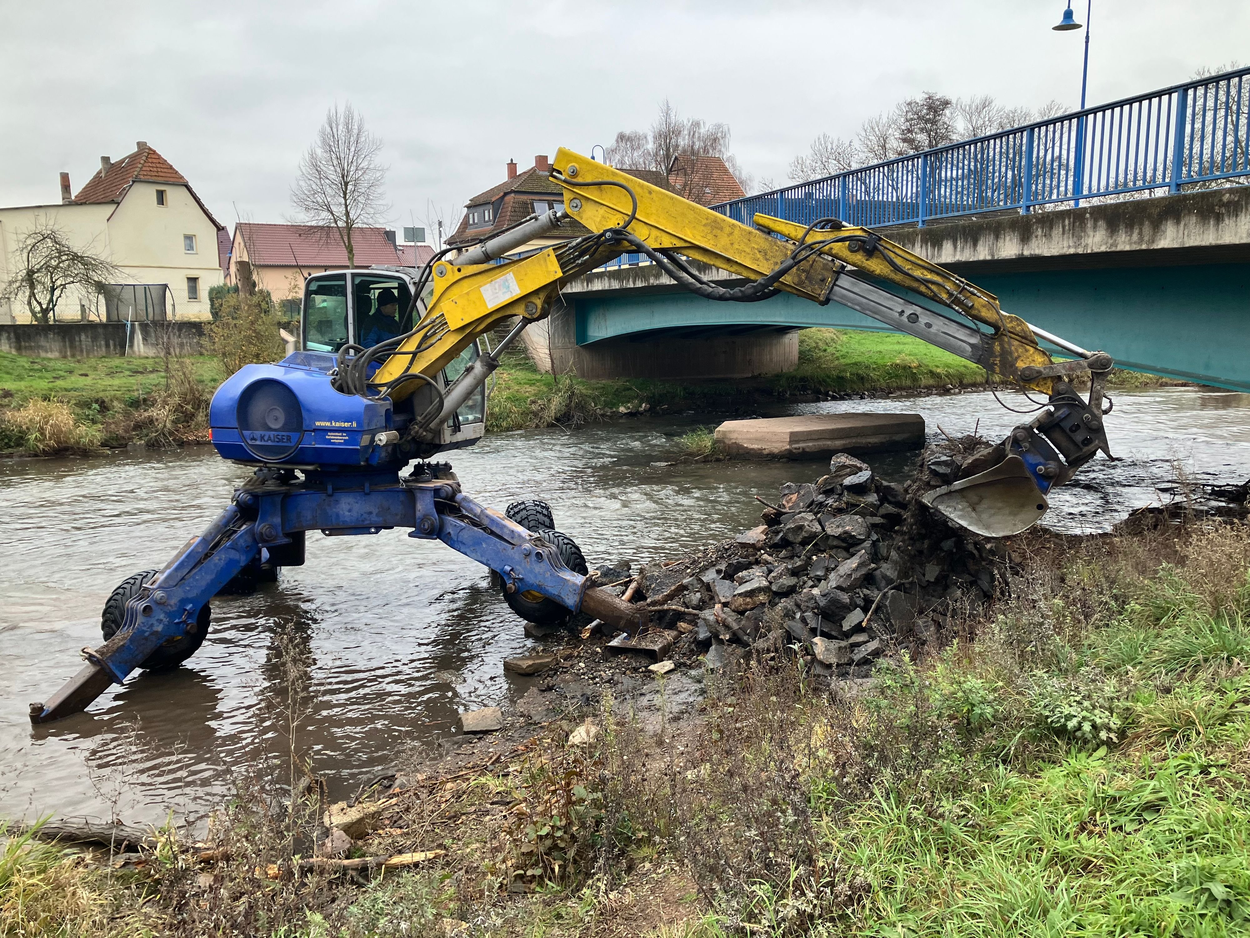 Ufersanierung Helme: Mit Schreitbagger Uferböschung der Helme bei Martinsrieth gesichert