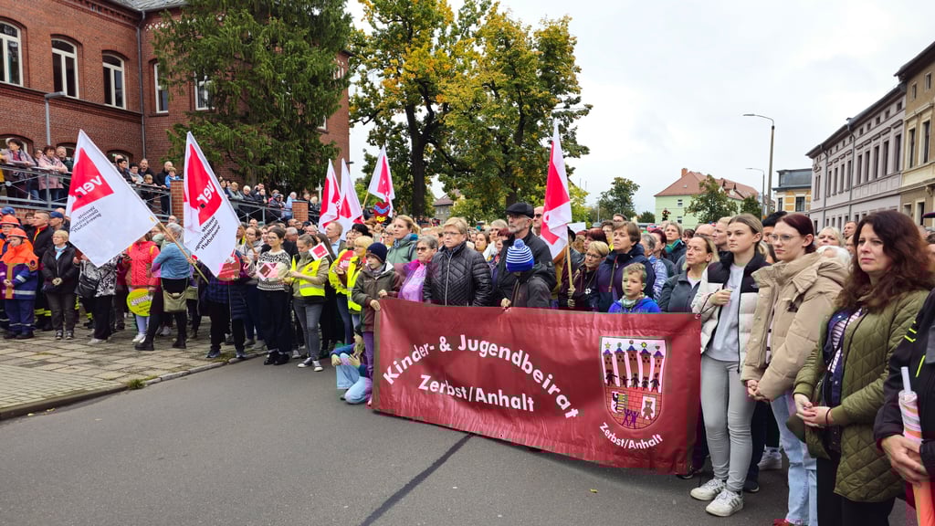 Bereits am 8. Oktober fand vor dem Zerbster Krankenhaus eine Demo gegen Schließung Helios Klinik statt. Trotz der jetzt verkündeten Rettungspläne hält Verdi an seiner für den 4. Dezember geplanten Kundgebung fest.