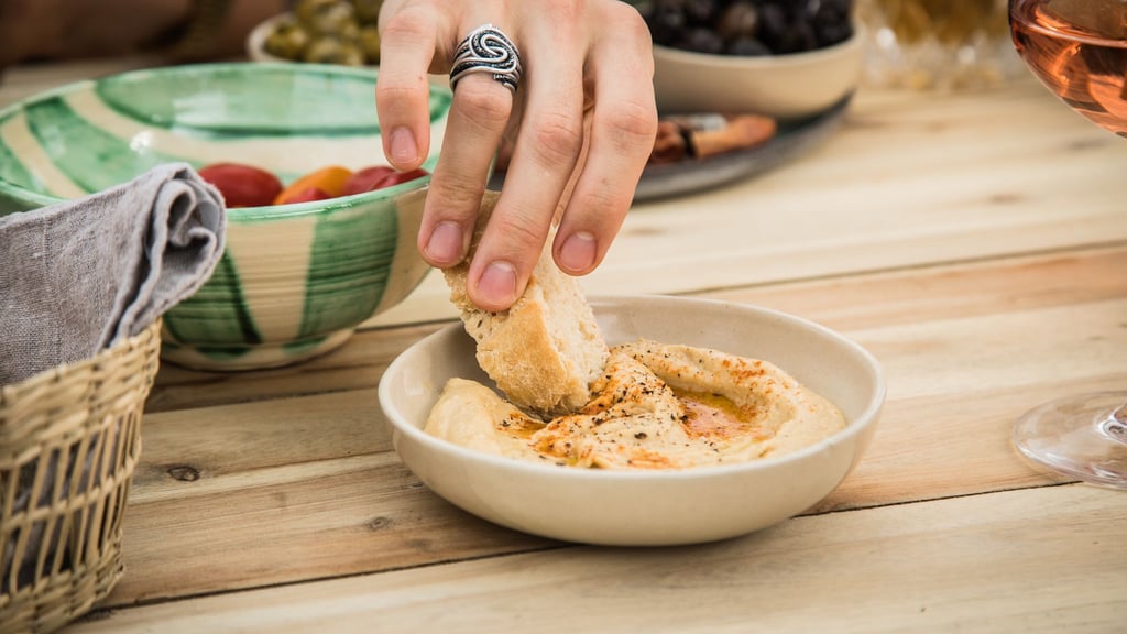 Vorsicht, Sesam! Hummus & Co. könnten Salmonellen enthalten. Wie kommt das und wer ist besonders gefährdet?