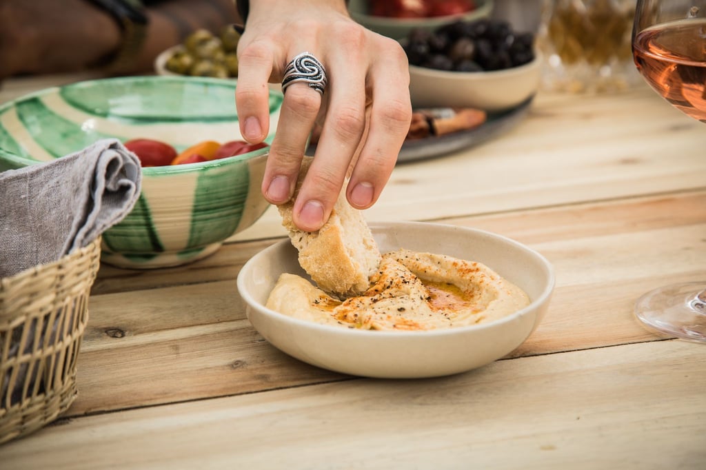 Vorsicht, Sesam! Hummus & Co. könnten Salmonellen enthalten. Wie kommt das und wer ist besonders gefährdet?
