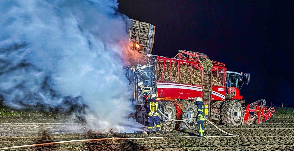 Eine Rübenerntemaschine hat in der Nacht zum 3. Dezember 2025 auf einem Acker bei Lindtorf (Gemeinde Eichstedt) im Landkreis Stendal Feuer gefangen. 