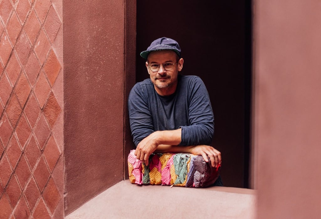 Der Künstler Michael Beutler arbeitet in Berlin und Aachen.