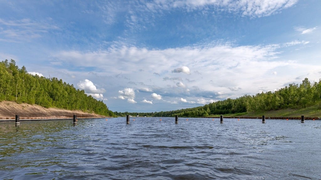 Auf dem Osendorfer See befindet sich eine Regattastrecke. Am östlichen Ufer soll ein neuer Radweg gebaut werden.