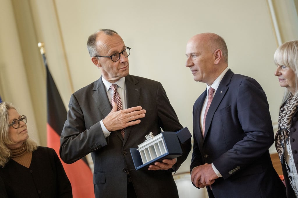 Bundeskanzler Friedrich Merz (CDU) bekam vom Regierenden Bürgermeister Kai Wegner (CDU) ein Brandenburger Tor aus Porzellan geschenkt.