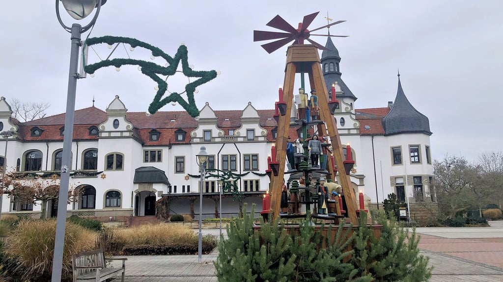 Vorweihnachtlich gestaltet: der Kurplatz in Bad Schmiedeberg.  Die Pyramide ist immer wieder ein Hingucker. 