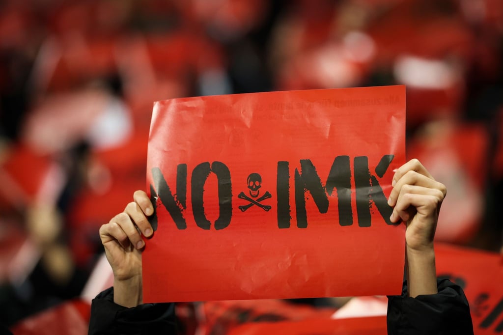 Seit Wochen protestieren Fußball-Fans gegen drohende Einschränkungen.