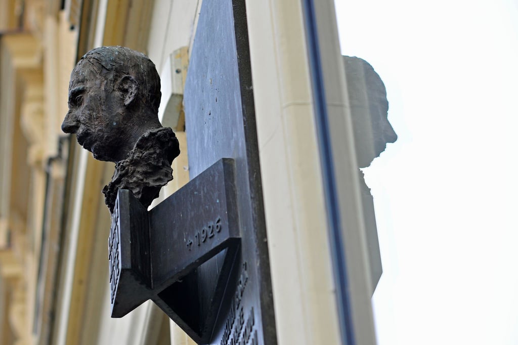 In Prag erinnert eine Büste an den Schriftsteller Rainer Maria Rilke (1875-1926). Hier besuchte er die Volksschule.