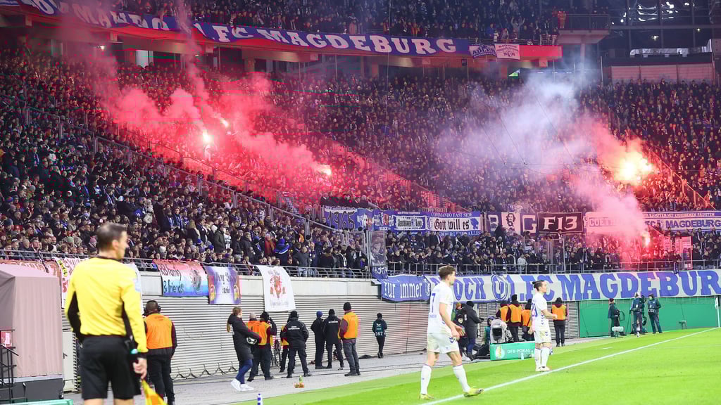 Pyrofackeln im Gästeblock und zerstörte Sanitäranlagen: Einige Fans des 1. FC Magdeburg haben sich bei RB Leipzig daneben benommen.