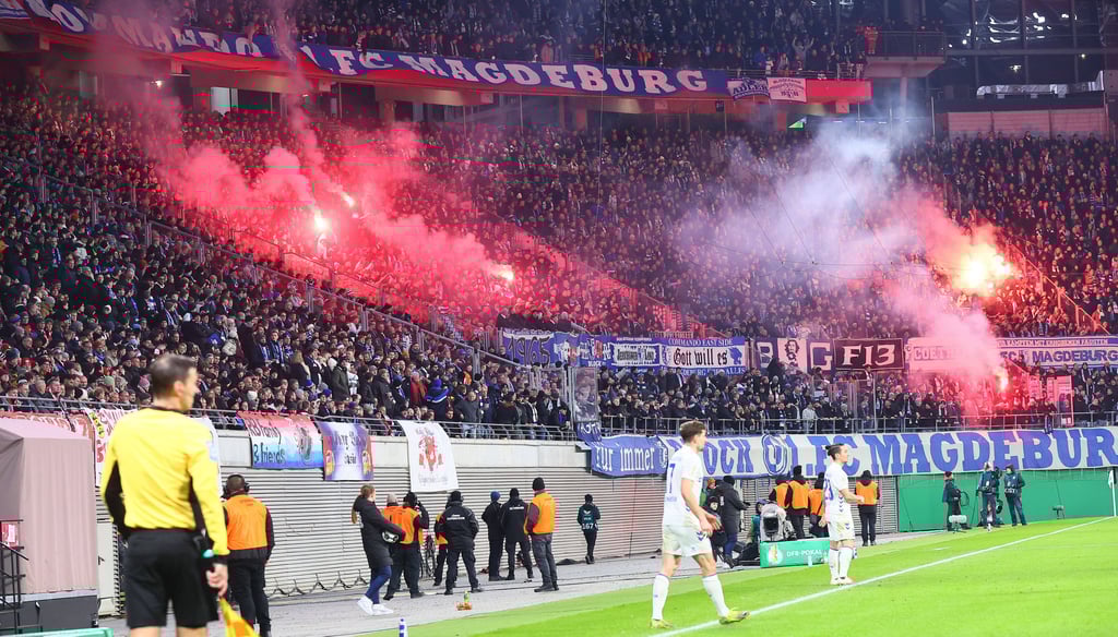 Pyrofackeln im Gästeblock und zerstörte Sanitäranlagen: Einige Fans des 1. FC Magdeburg haben sich bei RB Leipzig daneben benommen.