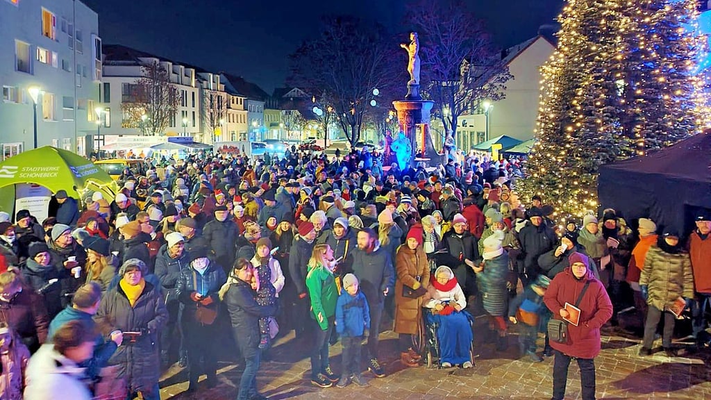 Das Weihnachtssingen im Jahr 2022 auf dem Marktplatz. 
