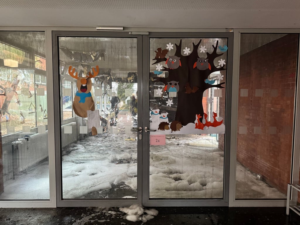 Am Samstagmittag brach in einer Hannoveraner Grundschule ein Feuer aus. Nun sollen die Schüler an einem anderen Ort unterrichtet werden. (Archivbild)