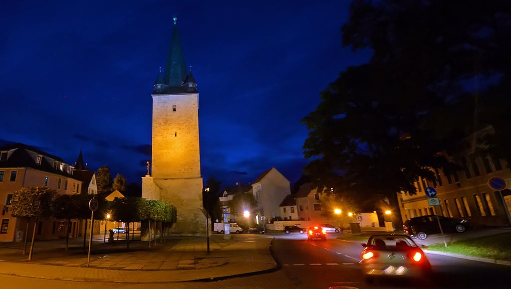 Auch der Ascherslebener Johannisturm soll wieder bis tief in die Nacht angestrahlt werden.