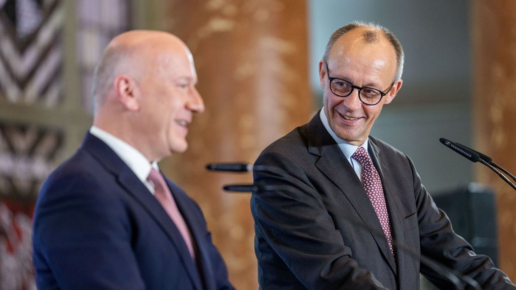 Bundeskanzler Friedrich Merz (CDU, r) neben Berlins Regierenden Bürgermeister Kai Wegner (CDU) beim Antrittsbesuch.