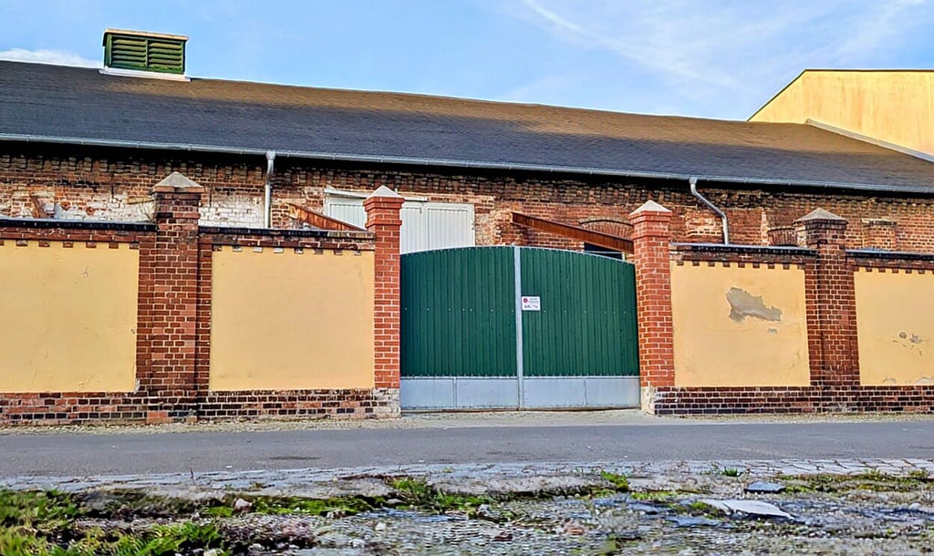 Am 17. und 18. Dezember 2025 wird das Grundstück Zimmerstraße 14 in Köthen versteigert. Das Mindestgebot liegt bei 39.000 Euro.