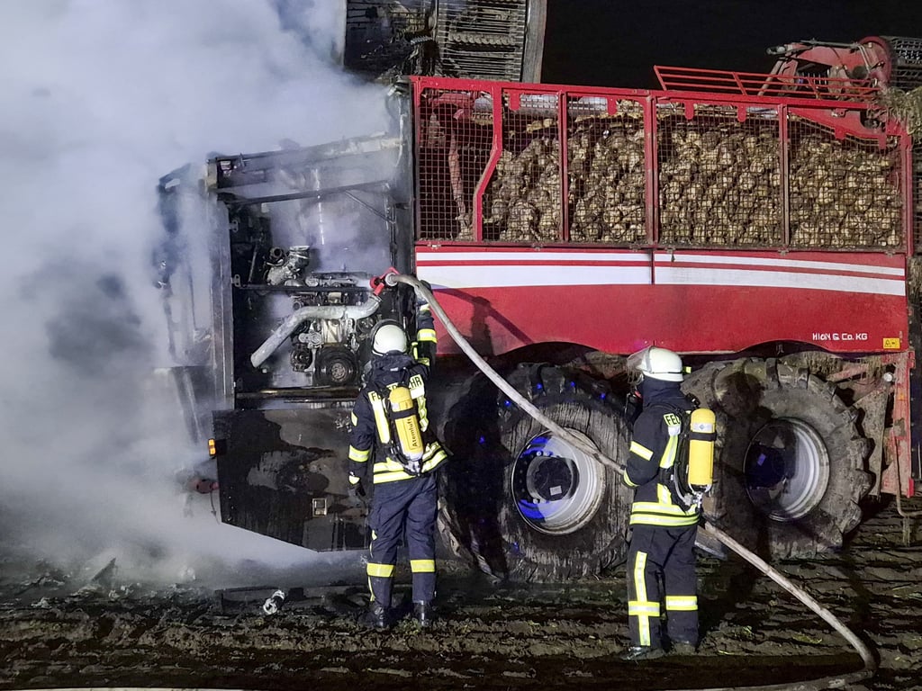 Eine Rübenerntemaschine hat in der Nacht zum 3. Dezember 2025 auf einem Acker bei Lindtorf (Gemeinde Eichstedt) im Landkreis Stendal Feuer gefangen. Die Feuerwehrleute gingen unter Atemschutz an das Fahrzeug.