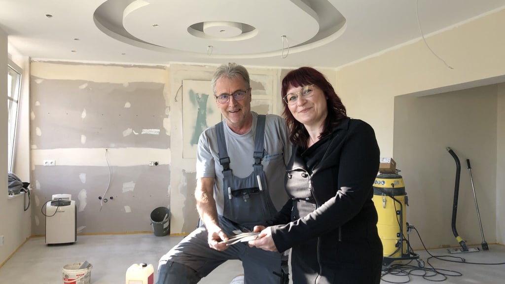 Astrid Hornischer eröffnet am Samstag ihren neues Salon in der Teucherner Bahnstraße. Bereits im Oktober entstand dieses Foto, als die Maler- und Fußbodenarbeiten durch Veit Schönefeld von Malerbetrieb Heinrich Schmid aus Schönburg stattfanden. 