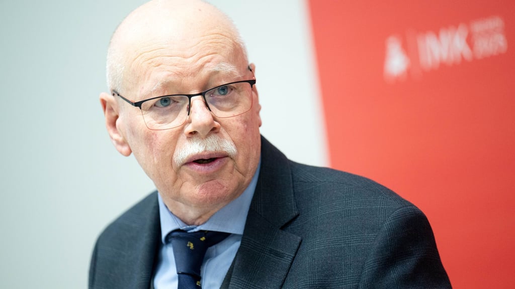 Bremens Innensenator Ulrich Mäurer (SPD), der Vorsitzende der Innenministerkonferenz, will die Sicherheit in Fußballstadion erhöhen - mit Maß und Verhältnismäßigkeit. (Archivbild)