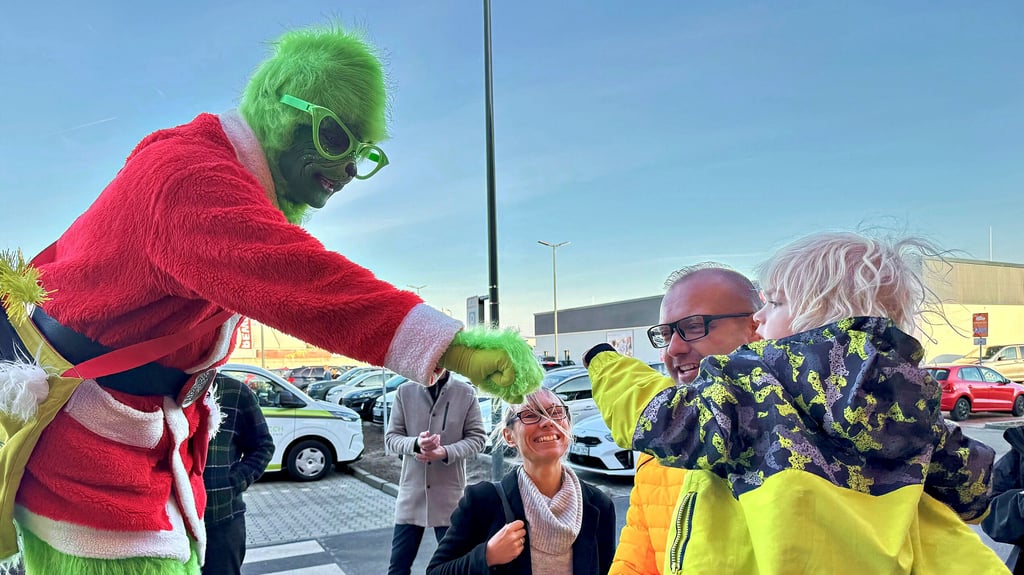 Der Weihnachtsgrinch hatte sich  auch nach Jessen verirrt und  begrüßte am Dienstagnachmittag  die  Gäste  am  Eingang  des  Rewe-Marktes. 