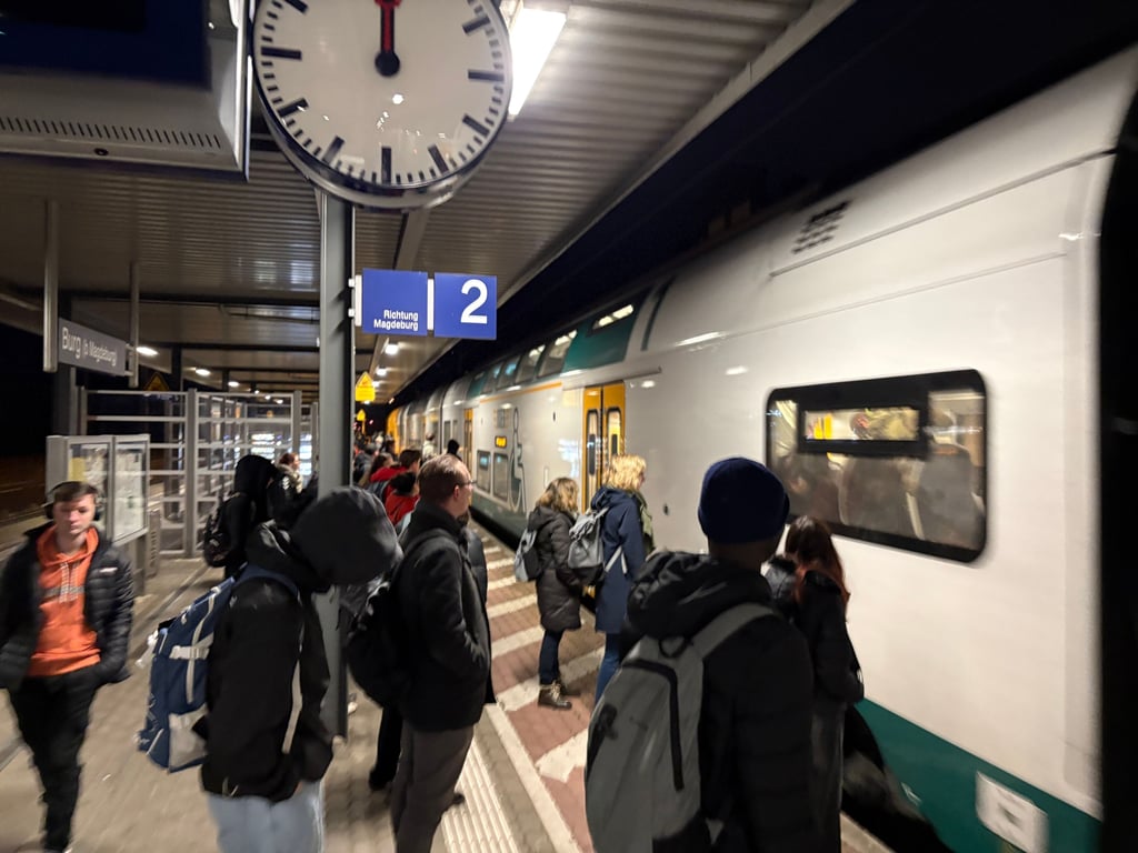 Der Regionalexpress 1 von Frankfurt/Oder nach Magdeburg wird um 6.42 Uhr am Bahnhof in Burg von vielen Fahrgästen genutzt.