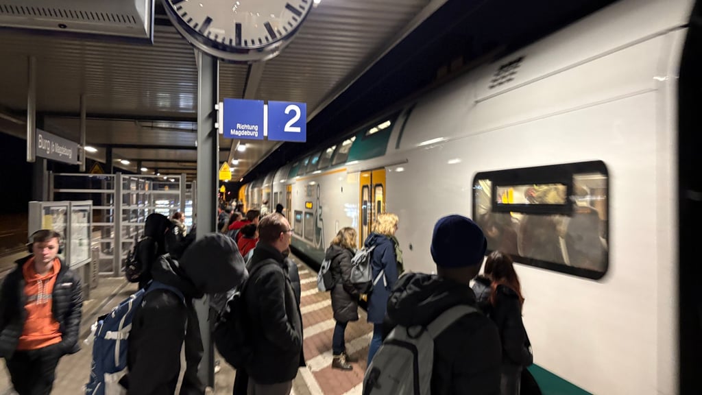 Der Regionalexpress 1 von Frankfurt/Oder nach Magdeburg wird um 6.42 Uhr am Bahnhof in Burg von vielen Fahrgästen genutzt. Mit Verspätungen und Zugausfällen ist immer zu rechnen.