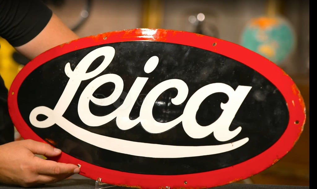 Das Emailleschild von Leica ist von 1930 und in einem sehr guten Zustand.