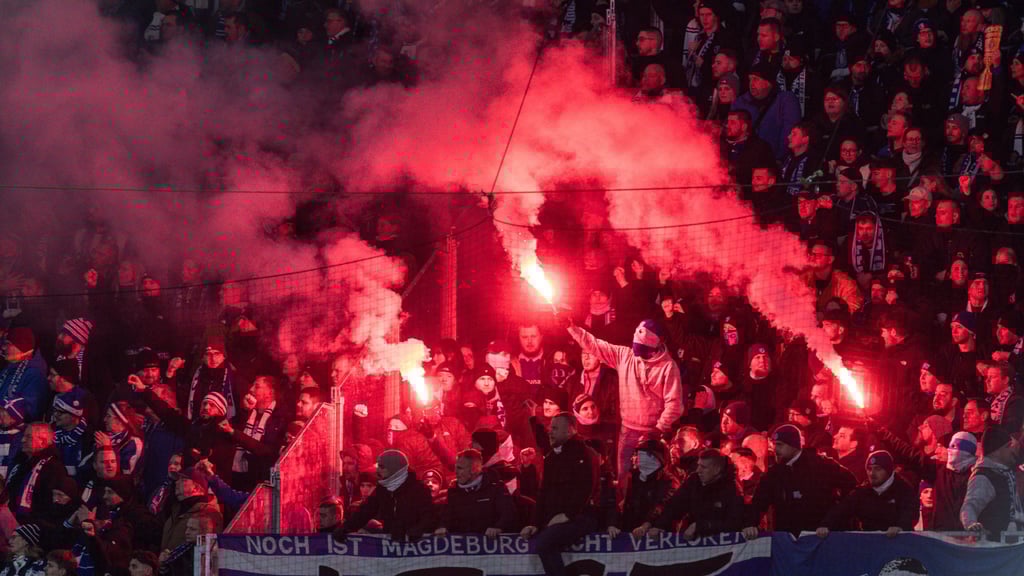 Pyro im Gästeblock: Fans des 1. FC Magdeburg in Leipzig.