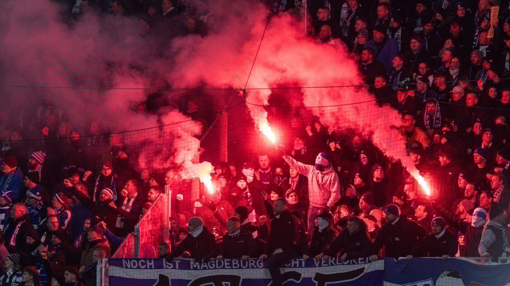 Pyro im Gästeblock: Fans des 1. FC Magdeburg in Leipzig.