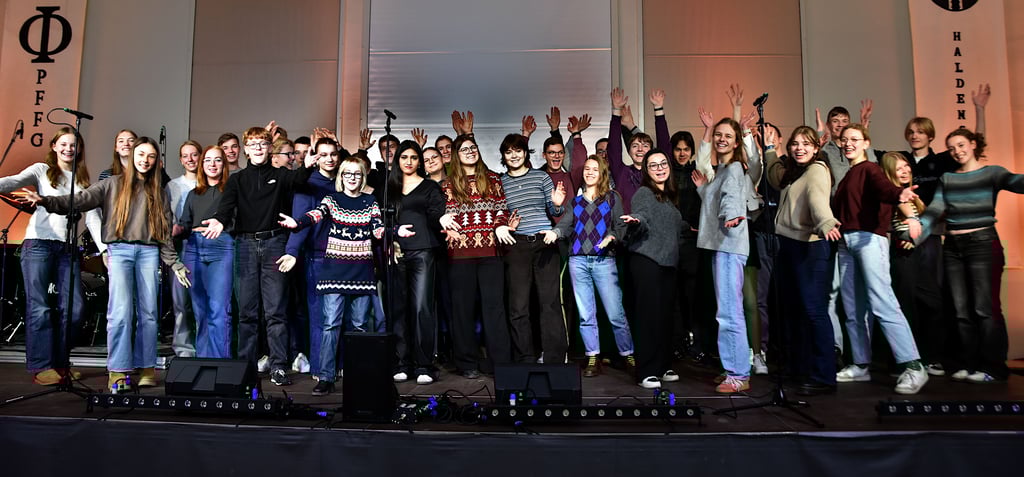 Fast alle Beteiligten vereint auf der Bühne: Bei der Chorprobe bereiten sich die Akteure und Helfer des Weihnachtskonzerts auf die beiden großen Auftritte vor.