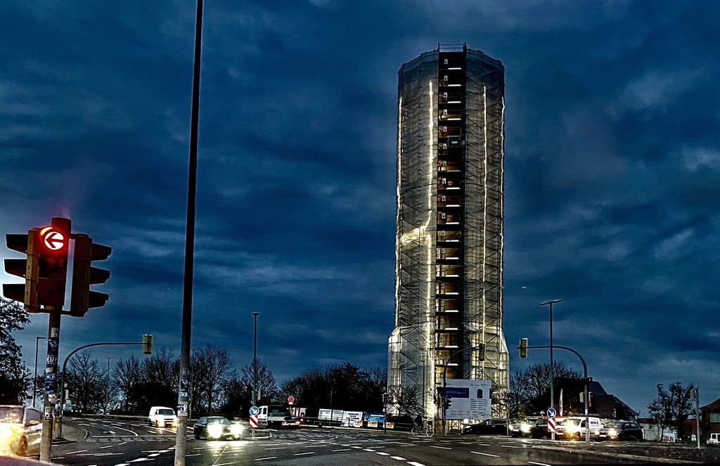 Im Wasserturm wird bei Licht gearbeitet. Von außen sieht der verhüllte Turm aus, wie ein Kunstwerk. 