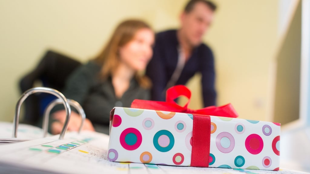 Geschenke vom Arbeitgeber dürfen grundsätzlich angenommen werden - solange das Wertlimit bei 50 Euro pro Monat liegt.