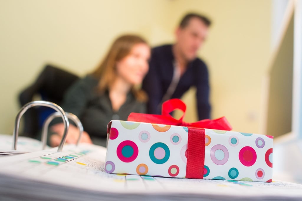 Geschenke vom Arbeitgeber dürfen grundsätzlich angenommen werden - solange das Wertlimit bei 50 Euro pro Monat liegt.