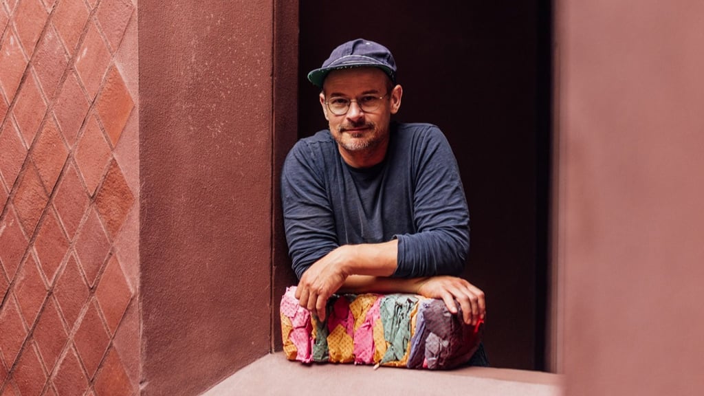 Der Künstler Michael Beutler arbeitet in Berlin und Aachen.