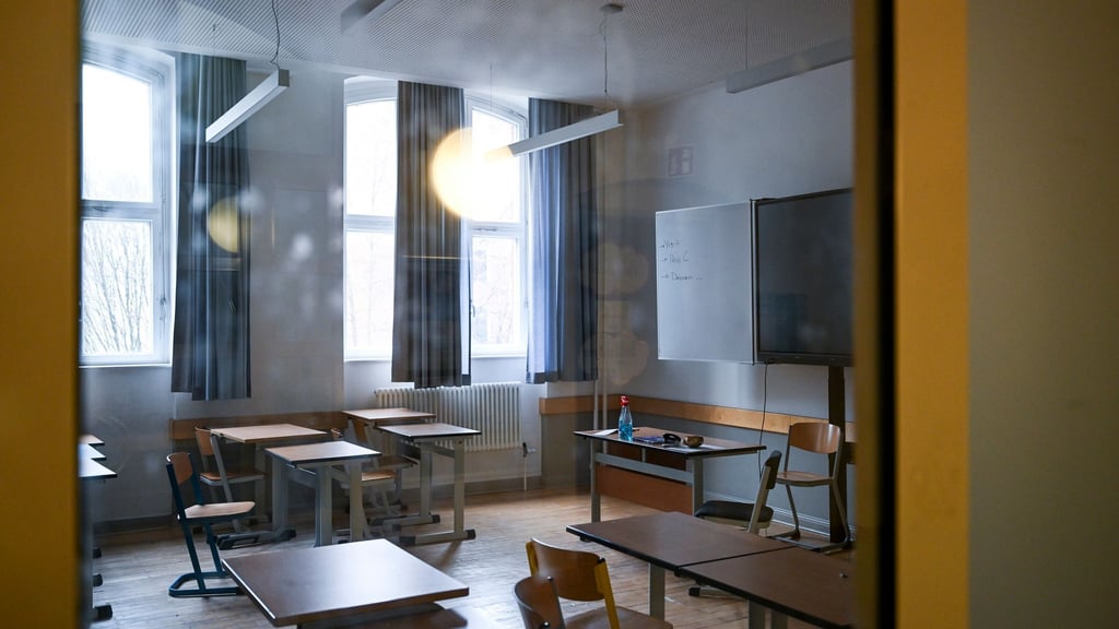 Aus Protest gegen die Wehrdienst-Pläne der schwarz-roten Koalition in Berlin wollen junge Menschen an diesem Freitag nicht in die Schule gehen, sondern auf den Straßen demonstrieren. (Symbolbild)