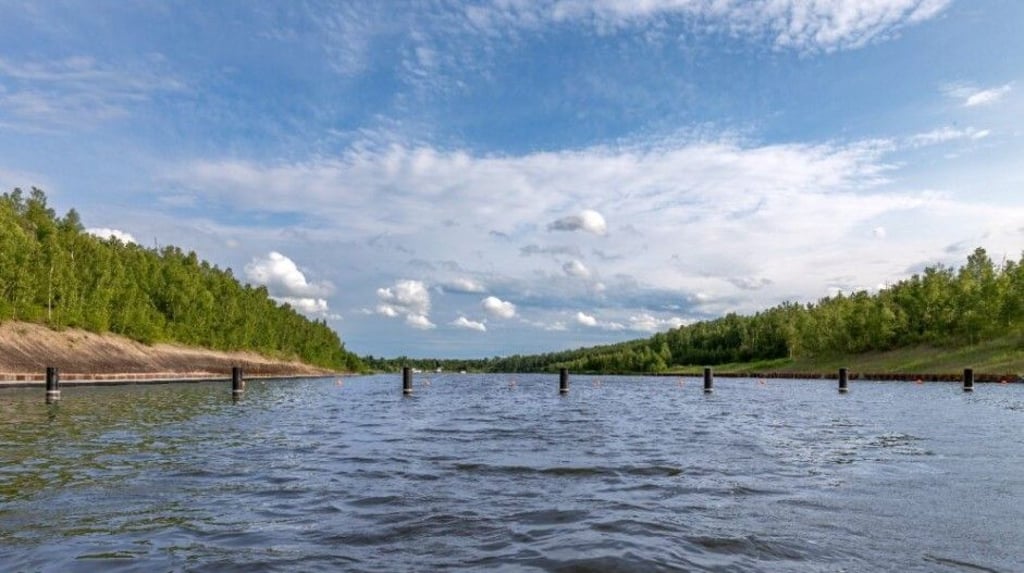 Auf dem Osendorfer See befindet sich eine Regattastrecke. Am östlichen Ufer soll ein neuer Radweg gebaut werden.