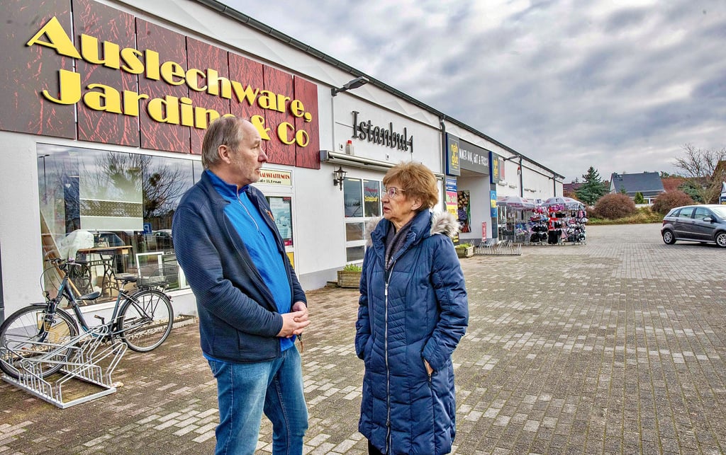 Geschäftsmann Wolfgang Reinhardt und Stadtbezirksvorsitzende Rita Bahn-Kunze sorgen sich um die Zukunft des Damaschkecenters. 