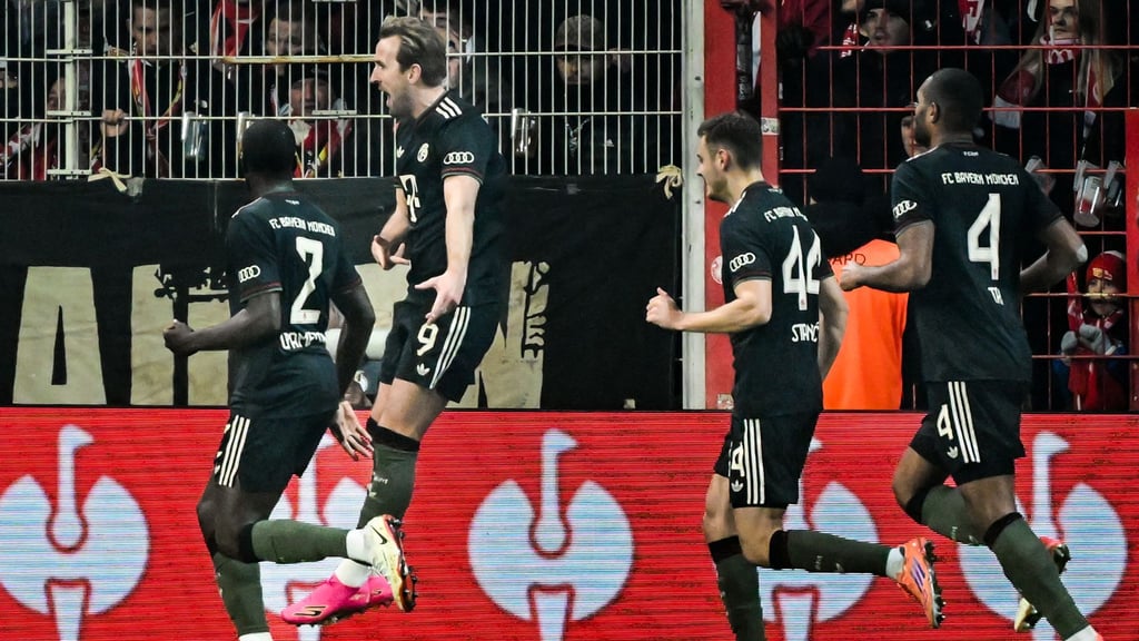 Auch Kane (M.) traf nach einem ruhenden Ball.